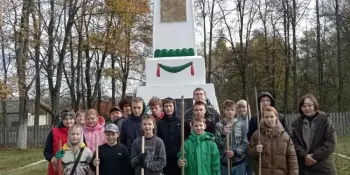 Память жива в наших делах: учащиеся школы навели порядок у памятника погибшим в годы Великой Отечественной войны в д.Гливин